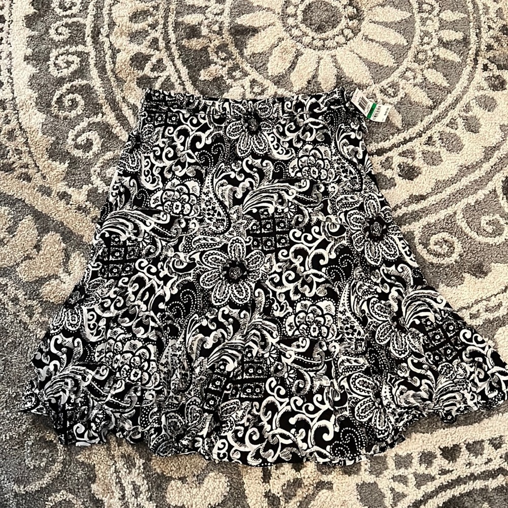 JM Collection skirt, size L NWT!